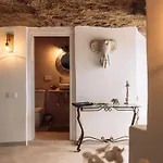 בית נופש Cueva Thalia - Luxury Cave With Heated Indoor Pool And Garden