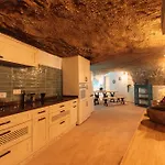 Cueva Thalia - Luxury Cave With Heated Indoor Pool And Garden בית נופש *