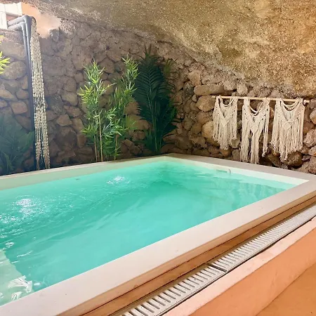 Cueva Thalia - Luxury Cave With Heated Indoor Pool And Garden Feriehus *