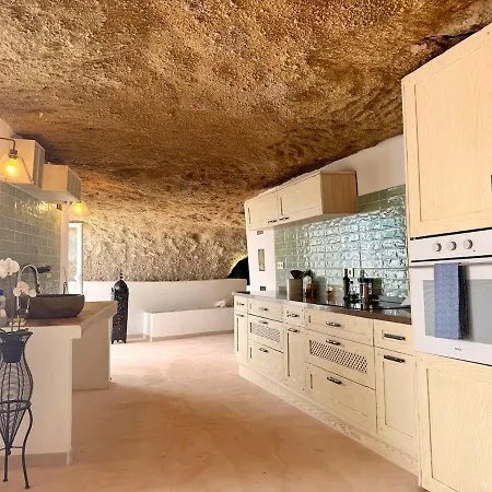 Cueva Thalia - Luxury Cave With Heated Indoor Pool And Garden San Miguel de Abona