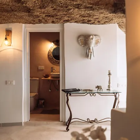Feriehus Cueva Thalia - Luxury Cave With Heated Indoor Pool And Garden