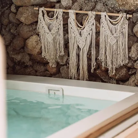 Cueva Thalia - Luxury Cave With Heated Indoor Pool And Garden Feriehus