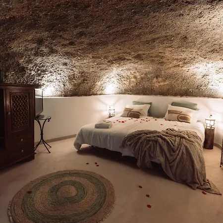 Feriehus Cueva Thalia - Luxury Cave With Heated Indoor Pool And Garden San Miguel de Abona