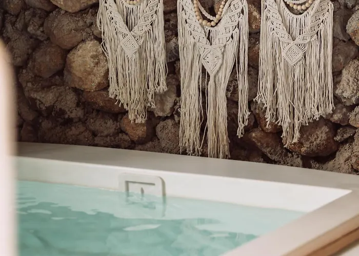 Cueva Thalia - Luxury Cave With Heated Indoor Pool And Garden Ferienhaus