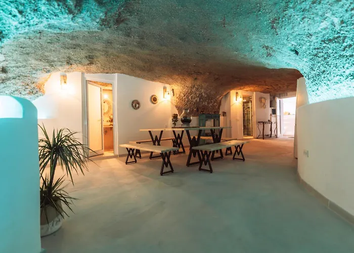 Cueva Thalia - Luxury Cave With Heated Indoor Pool And Garden Ferienhaus *