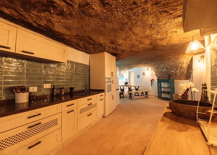 Cueva Thalia - Luxury Cave With Heated Indoor Pool And Garden Ferienhaus *