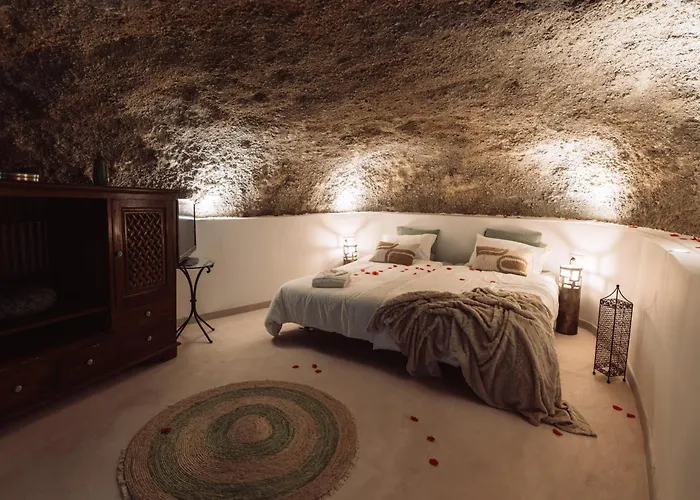 Ferienhaus Cueva Thalia - Luxury Cave With Heated Indoor Pool And Garden San Miguel de Abona